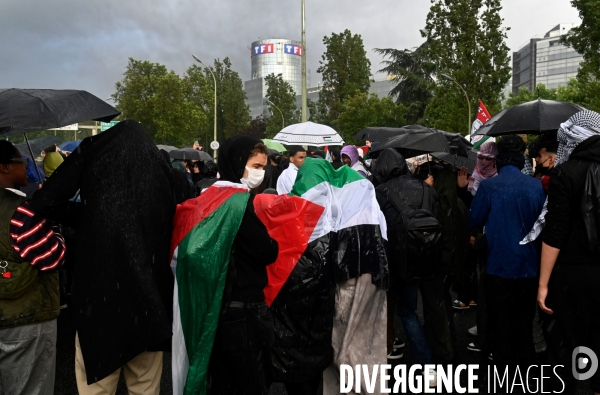 Manifestation devant le siege de TF1 avant une interview de Benjamin Netanyahu sur LCI
