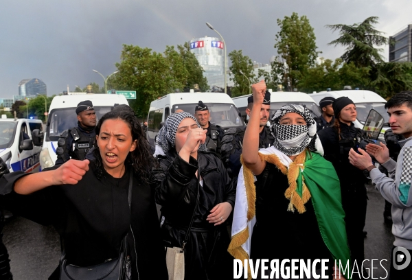 Manifestation devant le siege de TF1 avant une interview de Benjamin Netanyahu sur LCI