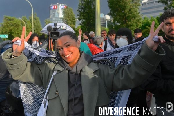 Manifestation devant le siege de TF1 avant une interview de Benjamin Netanyahu sur LCI