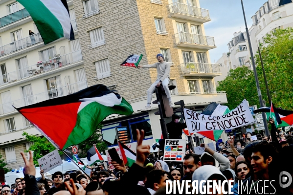 Manifestation devant le siege de TF1 avant une interview de Benjamin Netanyahu sur LCI