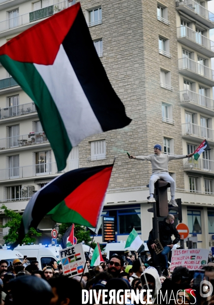 Manifestation devant le siege de TF1 avant une interview de Benjamin Netanyahu sur LCI