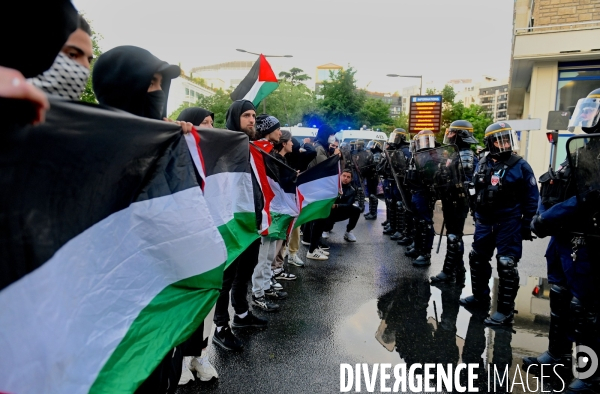 Manifestation devant le siege de TF1 avant une interview de Benjamin Netanyahu sur LCI