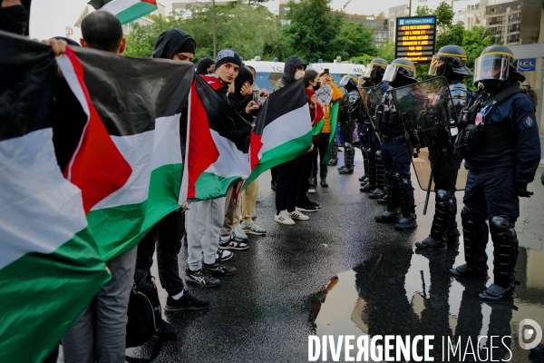 Manifestation devant le siege de TF1 avant une interview de Benjamin Netanyahu sur LCI