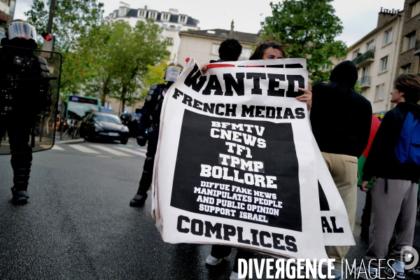 Manifestation devant le siege de TF1 avant une interview de Benjamin Netanyahu sur LCI