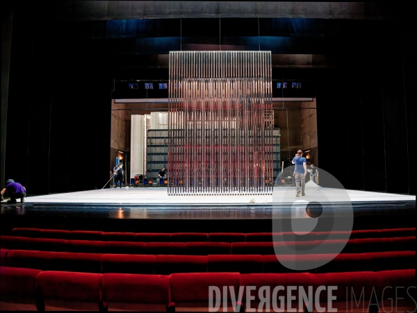Salle de spectacle / montage de décors