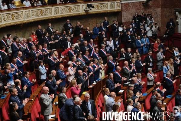 La députée LFI Rachel Kéké brandit un drapeau palestinien dans hemicycle de l’Assemblée Nationale
