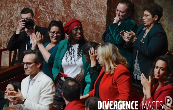 La députée LFI Rachel Kéké brandit un drapeau palestinien dans hemicycle de l’Assemblée Nationale
