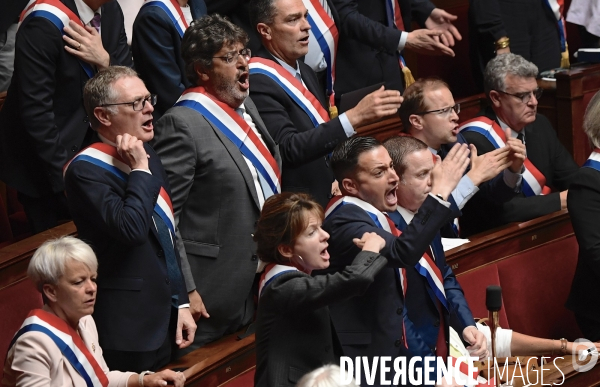 La députée LFI Rachel Kéké brandit un drapeau palestinien dans hemicycle de l’Assemblée Nationale