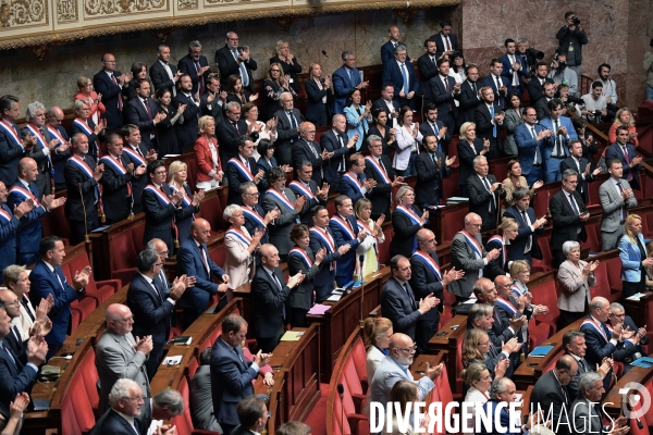 La députée LFI Rachel Kéké brandit un drapeau palestinien dans hemicycle de l’Assemblée Nationale