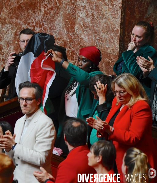 La députée LFI Rachel Kéké brandit un drapeau palestinien dans hemicycle de l’Assemblée Nationale