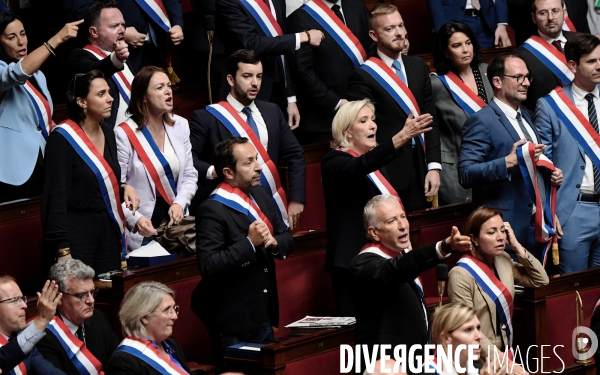 La députée LFI Rachel Kéké brandit un drapeau palestinien dans hemicycle de l’Assemblée Nationale