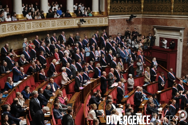 La députée LFI Rachel Kéké brandit un drapeau palestinien dans hemicycle de l’Assemblée Nationale