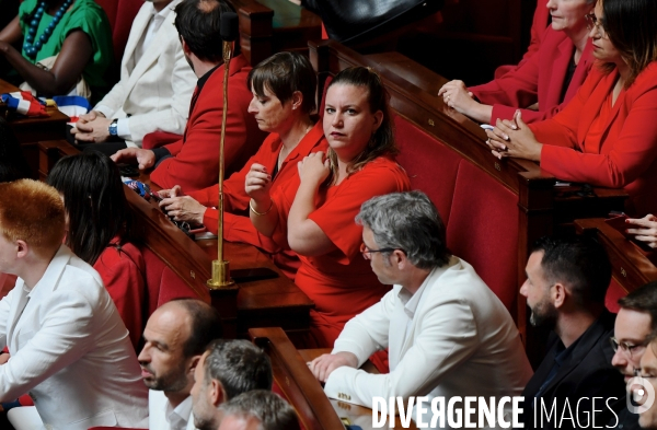 La députée LFI Rachel Kéké brandit un drapeau palestinien dans hemicycle de l’Assemblée Nationale