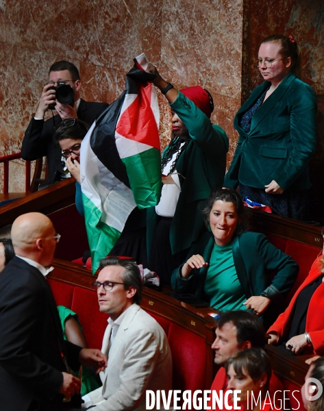 La députée LFI Rachel Kéké brandit un drapeau palestinien dans hemicycle de l’Assemblée Nationale