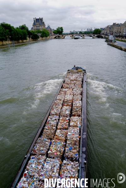 Peniche transportant des matières à recycler 