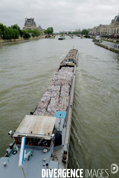 Peniche transportant des matières à recycler 