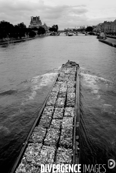Peniche transportant des matières à recycler 