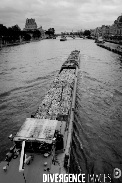 Peniche transportant des matières à recycler 