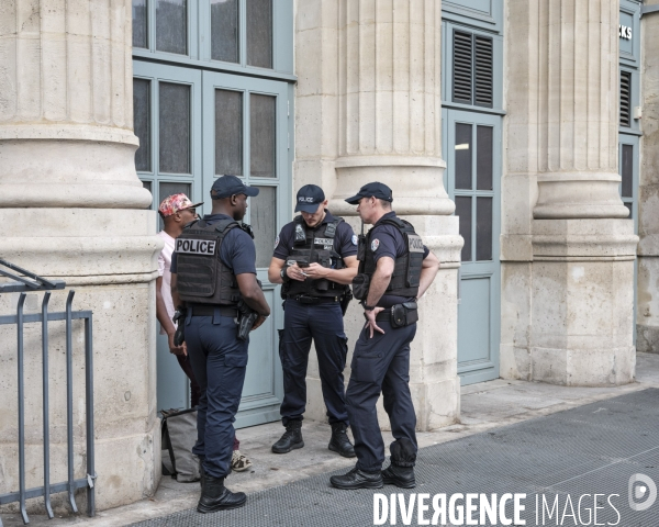Policiers effectuant un contrôle d’identité