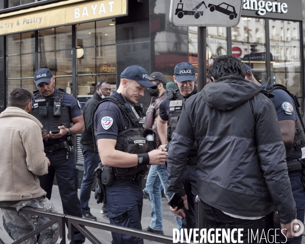 Policiers effectuant un contrôle d’identité