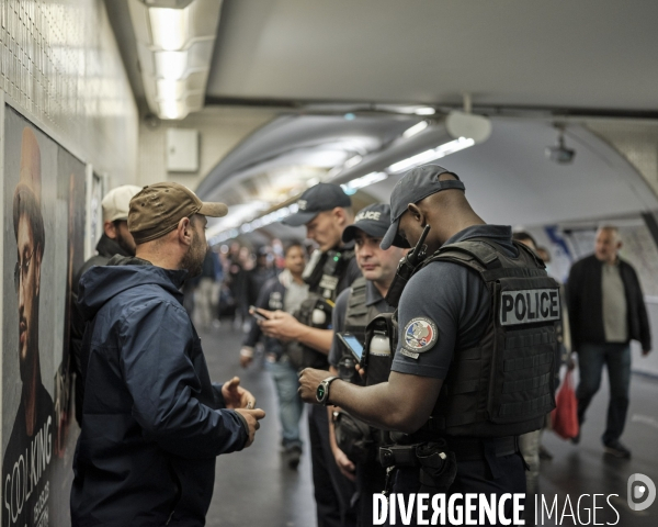Policiers effectuant un contrôle d’identité