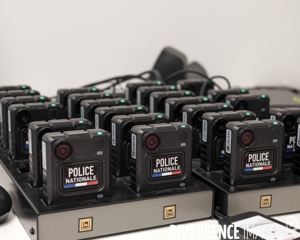 Commissariat de police , Caméras piétons en charge.
