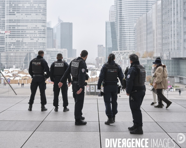 Brigade de police en patrouille à La Défense.