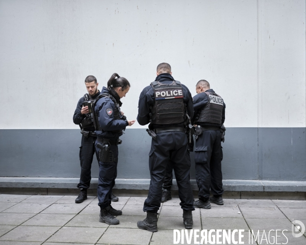La Défense, policiers effectuant une palpation et un contrôle d’identité