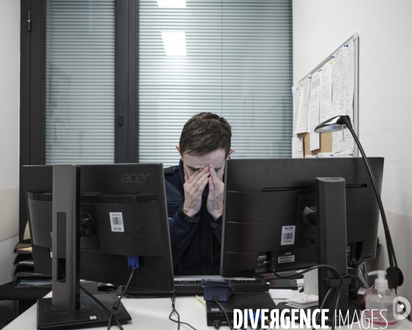 Policier rédigeant un procès verbal