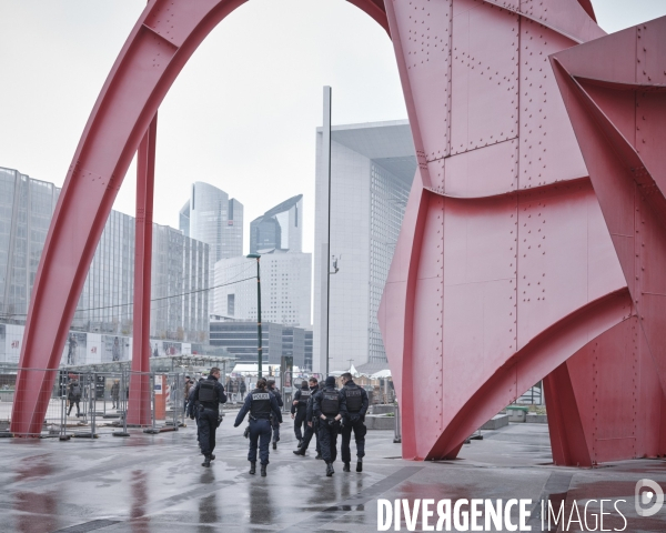 Brigade de police en patrouille à La Défense.