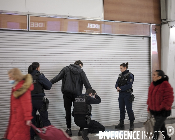 La Défense, policiers effectuant une palpation et un contrôle d’identité