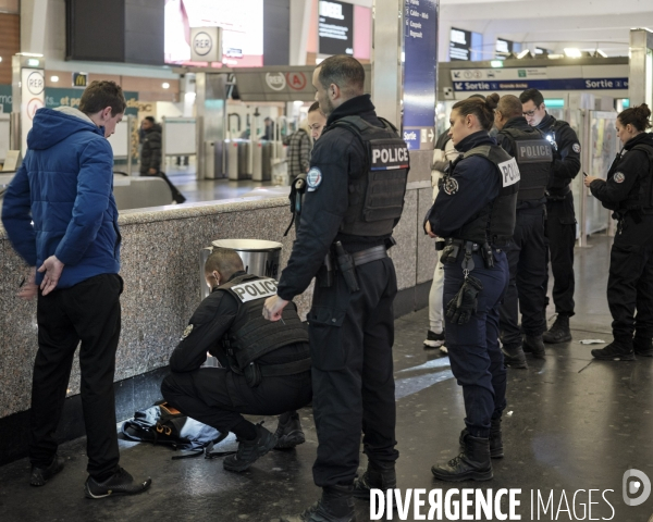 La Défense, policiers effectuant une palpation et un contrôle d’identité