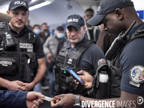 Policiers effectuant un contrôle d’identité