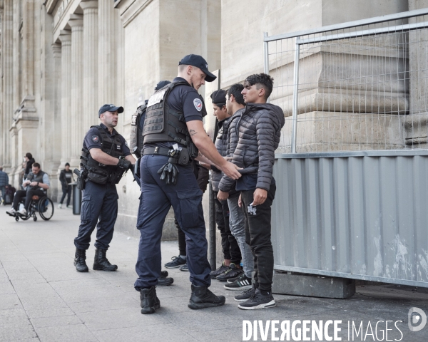 Gare du Nord. Policiers effectuant une palpation 