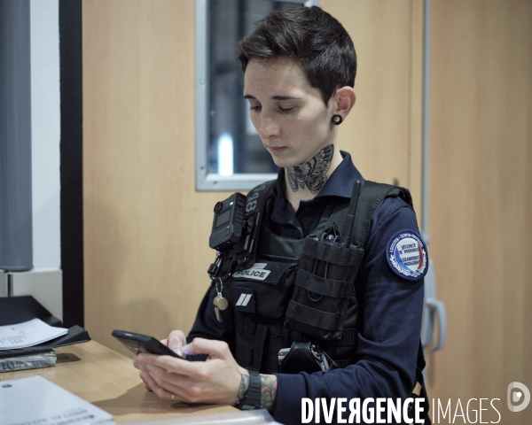 Policière consultant le nouveau terminal mobile NEO.