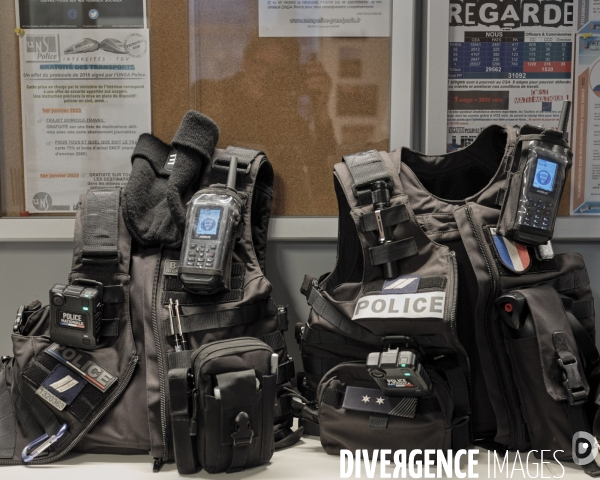 Commissariat de police, gilets tactiques d intervention modulable.