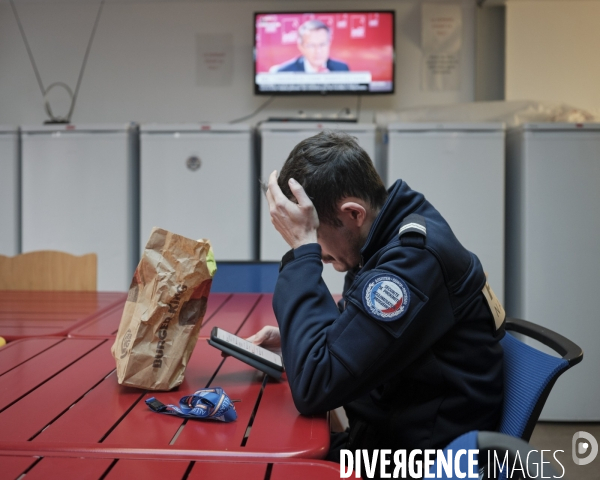 Commissariat La Défense, policier en pause