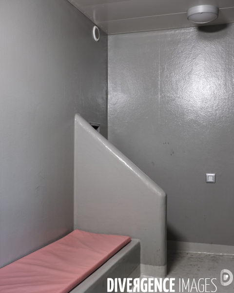Commissariat de police de Paris La Défense, salle de garde à vue