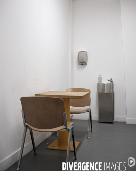 Commissariat de police,  local de prises d’empreintes et autres.