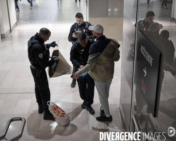 La Défense, policiers effectuant une palpation et un contrôle d’identité