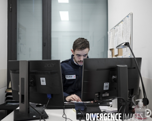 Policier rédigeant un procès verbal