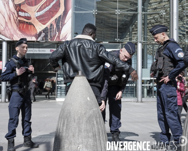 Policiers effectuant une palpation et un contrôle d’identité