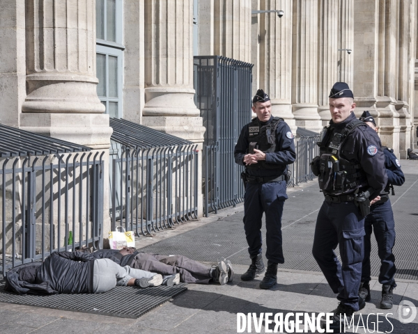 Brigade police en patrouille sur le parvis de la gare.
