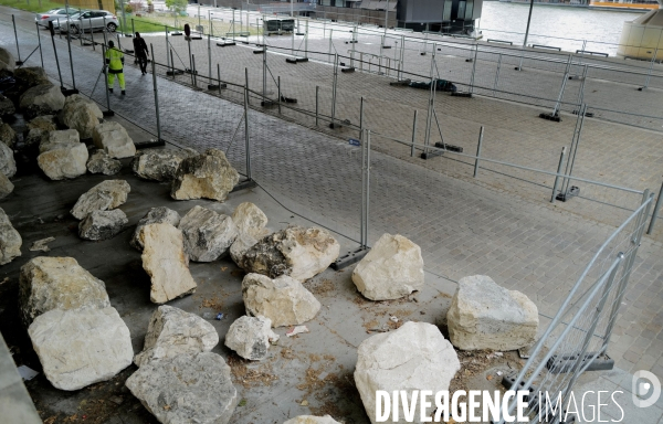 Dispositif anti-SDF et anti-migrants au bord de la Seine