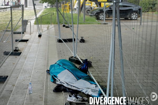 Dispositif anti-SDF et anti-migrants au bord de la Seine