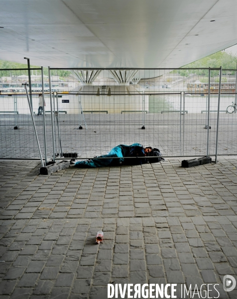 Dispositif anti-SDF et anti-migrants au bord de la Seine