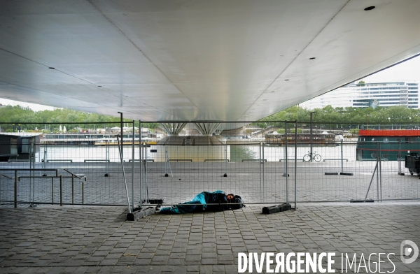 Dispositif anti-SDF et anti-migrants au bord de la Seine