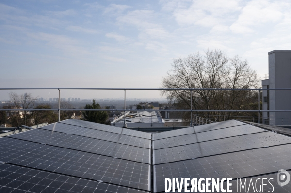 Des panneaux solaires sur le toit de l école