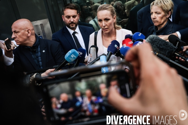 Devant le siege du rn le lendemain de la dissolution