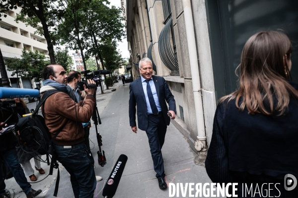Devant le siege du rn le lendemain de la dissolution